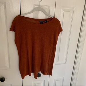 Tahari Linen boat neck back buttons short sleeve tee shirt. Rust color Sz S